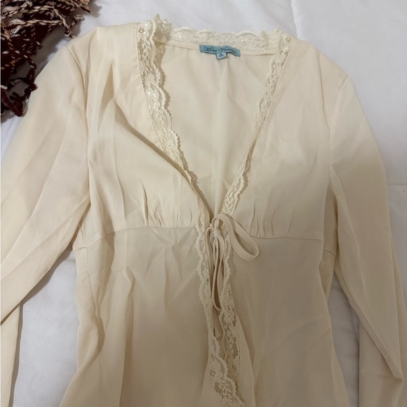 Showpo US 2 long sleeve lace blouse for going out, coquette style.AU size 6=US 2 - Picture 2 of 4